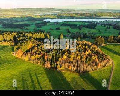 Bergkette in der Nähe des Dorfes Wertach, Blick auf den Rottachsee, Luftsicht, Herbstfarben, Sonnenaufgang, Allgäu, Bayern, Deutschland Stockfoto