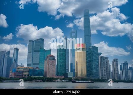 Das Bild zeigt Shanghais Skyline mit dem Shanghai Tower, dem World Financial Center und dem Jin Mao Tower. Der Huangpu River fließt im Vordergrund. Stockfoto