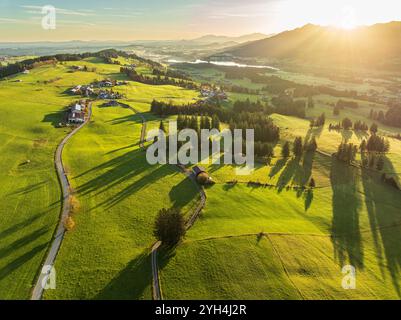 Bergkette bei Wertach, Blick auf den Gruentensee, Sonnenaufgang, Herbstfarben, Luftsicht, Allgäu, Bayern, Deutschland Stockfoto