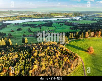 Bergkette in der Nähe des Dorfes Wertach, Blick auf den Rottachsee, Luftsicht, Herbstfarben, Sonnenaufgang, Allgäu, Bayern, Deutschland Stockfoto