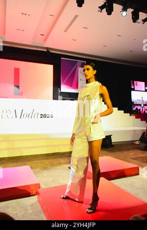 LEON, MEXIKO - 8. NOVEMBER. Ein Model spaziert auf der Piedra-Show Susana Goerne, Desierto Minimalista im Rahmen der CANAIVE El Salon de la Moda 2024 am 8. November 2024 in Casa de Piedra, Leon, Mexiko. (Foto: JVMODEL) Credit: JVMODEL/Alamy Live News Stockfoto