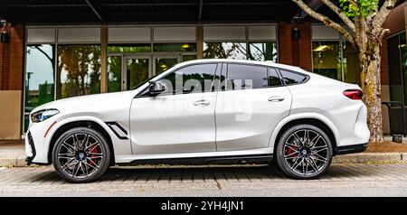 Seattle, WA, USA - 22. Juli 2024: 2020 BMW x6 m weiß. BMW ist ein deutscher multinationaler Hersteller von Luxusfahrzeugen und Motorrädern. BMW ist ein Prestige Stockfoto