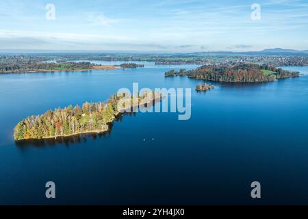 Luftaufnahme des Staffelsees bei Murnau, Inseln Wörth, kleine Birke, große Birke, Herbstfarben, Allgaeu, Bayern, Deutschland Stockfoto