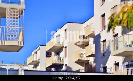 Europäische Wohnarchitektur harmoniert mit der Natur. Umweltfreundliches Wohnen in der Stadt mit Grünflächen. Umweltfreundliches Appartementgebäude spart Energie und frische Luft Stockfoto