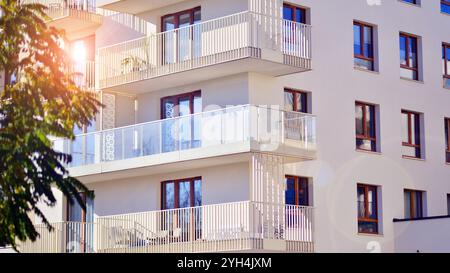 Europäische Wohnarchitektur harmoniert mit der Natur. Umweltfreundliches Wohnen in der Stadt mit Grünflächen. Umweltfreundliches Appartementgebäude spart Energie und frische Luft Stockfoto