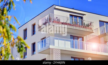 Europäische Wohnarchitektur harmoniert mit der Natur. Umweltfreundliches Wohnen in der Stadt mit Grünflächen. Umweltfreundliches Appartementgebäude spart Energie und frische Luft Stockfoto