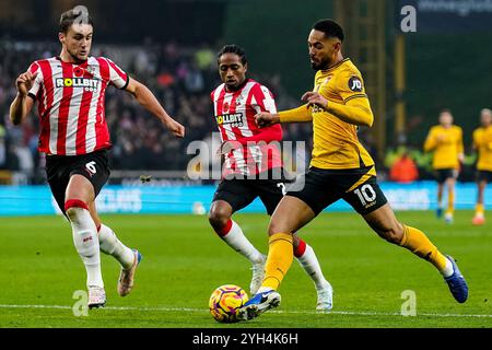 Wolverhampton, Großbritannien. November 2024. WOLVERHAMPTON, ENGLAND – 9. NOVEMBER: Matheus Cunha von Wolverhampton Wanderers FC dribbelt mit dem Ball unter Druck von Kyle Walker-Peters von Southampton FC und Taylor Harwood-Bellis von Southampton FC während des Premier League-Spiels zwischen Wolverhampton Wanderers FC und Southampton FC am 9. November 2024 in Molineux, England. (Foto: Rene Nijhuis/MB Media) Credit: MB Media Solutions/Alamy Live News Stockfoto