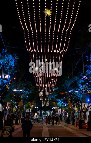 Santa Monica, USA. November 2024. Die Third Street Promenade ist nachts für den Winteranfang mit Weihnachtslichtern beleuchtet. Dieses beliebte Einkaufs- und Touristenziel in der Nähe von Los Angeles erstreckt sich über mehrere Blocks. Quelle: Stu Gray/Alamy Live News. Stockfoto