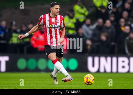 Wolverhampton, Großbritannien. November 2024. WOLVERHAMPTON, ENGLAND – 9. NOVEMBER: Jan Bednarek von Southampton FC gibt den Ball während des Premier League-Spiels zwischen Wolverhampton Wanderers FC und Southampton FC am 9. November 2024 in Molineux in Wolverhampton, England. (Foto: Rene Nijhuis/MB Media) Credit: MB Media Solutions/Alamy Live News Stockfoto