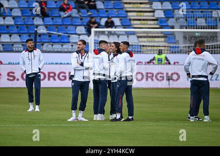 Cagliari, Italien. November 2024. Cagliaris Pitch-Inspektion vor dem Fußball-Spiel der Serie A zwischen Cagliari Calcio und AC Milan im Unipol Domus in Cagliari, Sardinien - Samstag, 9. November 2024. Sport - Fußball (Foto: Gianluca Zuddas/Lapresse) Credit: LaPresse/Alamy Live News Stockfoto