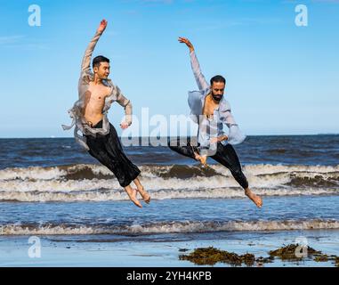 Die Tänzer Aakash Odedra und Hu Shenyuan treten vor der Eröffnung ihres Duetts Samsara in Edinburgh, Schottland, Großbritannien auf Stockfoto