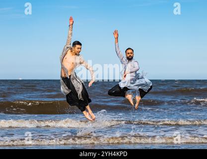 Die Tänzer Aakash Odedra und Hu Shenyuan treten vor der Eröffnung ihres Duetts Samsara in Edinburgh, Schottland, Großbritannien auf Stockfoto