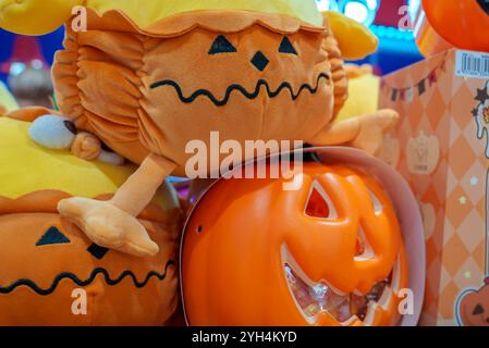 Halloween Plüschtiere und Dekorationen im festlichen Schauplatz Stockfoto