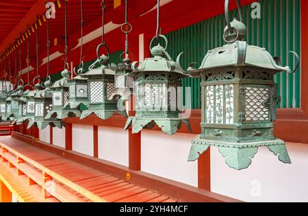 Hängeleuchten (Tsuri-dōrō) Kasuga-taisha-Schrein, Nara, Japan Stockfoto