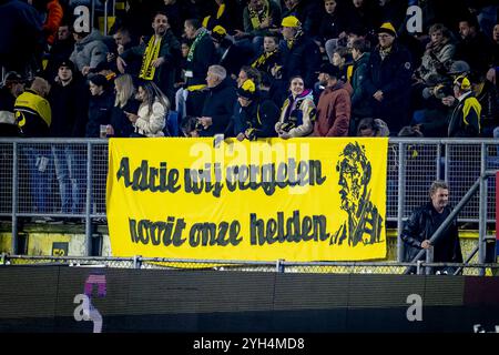 BREDA, Niederlande. November 2024. Fußball, Rat Verlegh Stadion, niederländische eredivisie, Saison 2024/2025, während des Spiels NAC - PSV, Banner für Adrie van Helden Credit: Pro Shots/Alamy Live News Stockfoto