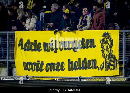 BREDA, Niederlande. November 2024. Fußball, Rat Verlegh Stadion, niederländische eredivisie, Saison 2024/2025, während des Spiels NAC - PSV, Banner für Adrie van Helden Credit: Pro Shots/Alamy Live News Stockfoto