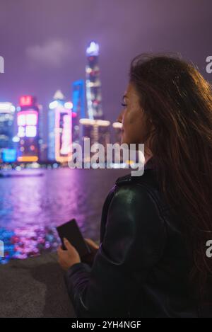 Nächtlicher Blick auf die Skyline von Shanghai mit Bund und Huangpu Stockfoto