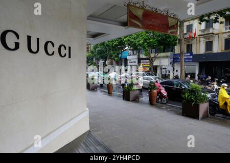 Hanoi, Vietnam - 5. Juli 2023: Gucci Store, eine italienische Luxusboutique, befindet sich in der Innenstadt von Hanoi, der vietnamesischen Hauptstadt. Stockfoto