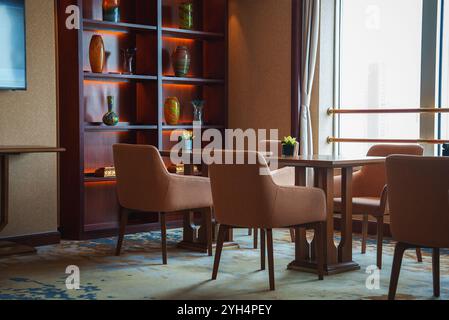 Elegante Lounge mit Plüschstühlen und Blick auf die Stadt in Shanghai Stockfoto