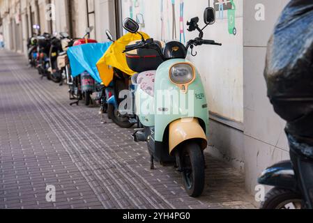 Geparkte Motorroller auf einem Bürgersteig in Urban Shanghai, China Stockfoto