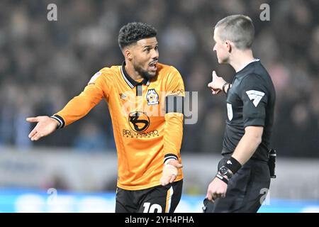 London Road, Peterborough am Samstag, 9. November 2024. Elias Kachunga (10 Cambridge United) gibt dem Schiedsrichter Edward Duckworth (Match-Schiedsrichter) während des Spiels der Sky Bet League 1 zwischen Peterborough und Cambridge United in der London Road, Peterborough am Samstag, den 9. November 2024. (Foto: Kevin Hodgson | MI News) Credit: MI News & Sport /Alamy Live News Stockfoto