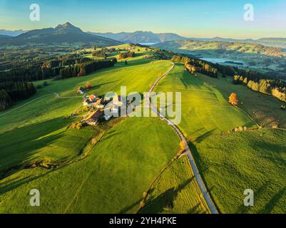 Bergkette in der Nähe des Dorfes Wertach, Blick auf mt. Gruenten, Sonnenaufgang, Nebel im Tal, traditioneller Bauernhof, aus der Vogelperspektive, Allgaeu, Bayern, Deutschland Stockfoto