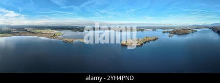 Panoramablick auf den Staffelsee bei Murnau, Murnaue Moos zu den Inseln Wörth, kleine Birke, große Birke, Herbstfarben, Allgäu, Bayern, Keim Stockfoto