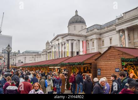 London, Großbritannien. November 2024. Besucher besuchen den diesjährigen Wintermarkt vor der National Gallery am Trafalgar Square. (Credit Image: © Vuk Valcic/SOPA Images via ZUMA Press Wire) NUR REDAKTIONELLE VERWENDUNG! Nicht für kommerzielle ZWECKE! Stockfoto