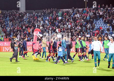 Cagliari, Italien. November 2024. Cagliaris Team begrüßt die Fans am Ende des Fußballspiels der Serie A zwischen Cagliari Calcio und AC Milan im Unipol Domus in Cagliari, Sardinien - Samstag, den 9. November 2024. Sport - Fußball (Foto: Gianluca Zuddas/Lapresse) Credit: LaPresse/Alamy Live News Stockfoto