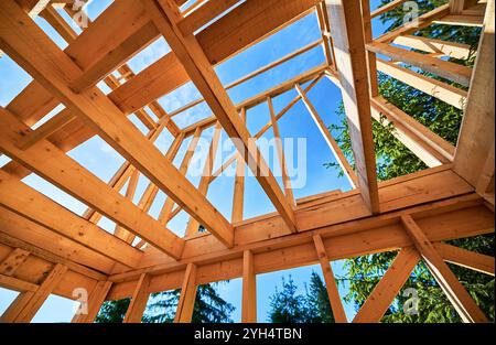 Bau einer Holzrahmenkonstruktion für Wohnzwecke. Initiierung von Neubauvorhaben für Wohnung oder Berghütte. Konzept des zeitgenössischen ökologischen Bauens und des modernen Architekturstils. Stockfoto