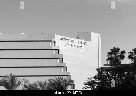 Eilat, Israel - 10. Mai 2024: Das Neptune Eilat Hotel befindet sich an der Uferpromenade in Schwarz-weiß Stockfoto