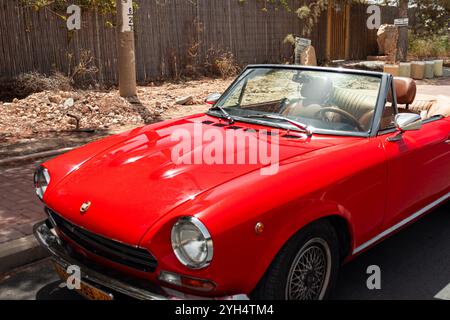 Mitzpe Ramon, Israel, 10. Mai 2024: Fiat 124 Sport Spider Red Cabriolet mit antikem Sammlerauto parkt auf einer Seitenstraße Stockfoto