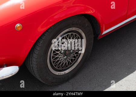 Mitzpe Ramon, Israel, 10. Mai 2024: Fiat 124 Sport Spider Felgennaht auf rotem antikem Sammlerauto Stockfoto