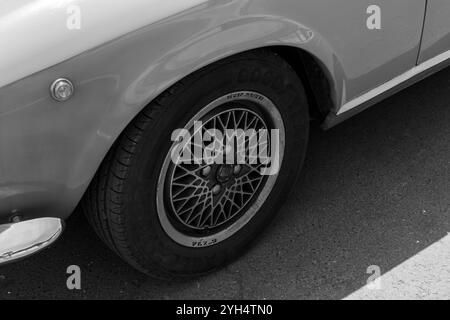 Mitzpe Ramon, Israel, 10. Mai 2024: Fiat 124 Sport Spider-Felgennaht auf einem antikem Sammlerauto in Schwarz-weiß Stockfoto