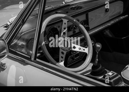 Mitzpe Ramon, Israel, 10. Mai 2024: Fiat 124 Sport Spider Holzlenkrad und Armaturenbrett-Nahaufnahme eines antiken Sammlerautos Stockfoto