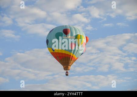 Bunte Ballons am Morgen, Heißluftballon Fiesta, dekorative Ballons, die im Oktober in Albuquerque, New Mexico, am blauen Herbsthimmel starten Stockfoto