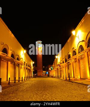 Der Adana Uhrturm wurde während der osmanischen Zeit gebaut. Stockfoto