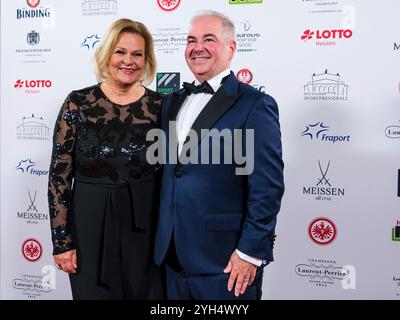 Frankfurt Am Main, Deutschland. November 2024. Nancy Faeser (Bundesministerin des Innern und für Heimat, SPD) und Eyke Grüning auf dem roten Teppich, GER, 42. Deutscher SportpresseBall in der Alten Oper in Frankfurt am Main, 09.11.2024 Foto: Eibner-Pressefoto/Florian Wiegand Credit: dpa/Alamy Live News Stockfoto