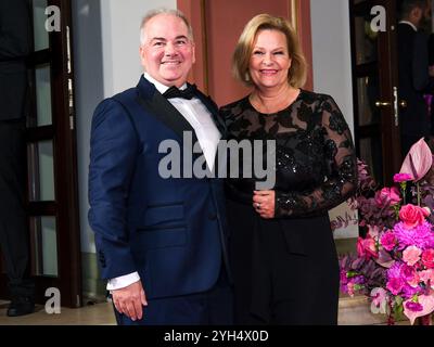 Frankfurt Am Main, Deutschland. November 2024. Nancy Faeser (Bundesministerin des Innern und für Heimat, SPD) und Eyke Grüning auf dem roten Teppich, GER, 42. Deutscher SportpresseBall in der Alten Oper in Frankfurt am Main, 09.11.2024 Foto: Eibner-Pressefoto/Florian Wiegand Credit: dpa/Alamy Live News Stockfoto