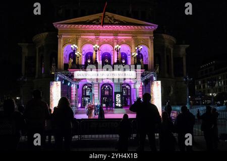 Frankfurt Am Main, Deutschland. November 2024. Menschen stehen vor der Alten Oper, wo am Abend der Sportpresseball stattfindet auf dem roten Teppich GER, 42. Deutscher SportpresseBall in der Alten Oper in Frankfurt am Main, 09.11.2024 Foto: Eibner-Pressefoto/Florian Wiegand Credit: dpa/Alamy Live News Stockfoto