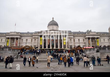 London, Großbritannien. November 2024. Besucher besuchen den diesjährigen Wintermarkt vor der National Gallery am Trafalgar Square. (Foto: Vuk Valcic/SOPA Images/SIPA USA) Credit: SIPA USA/Alamy Live News Stockfoto