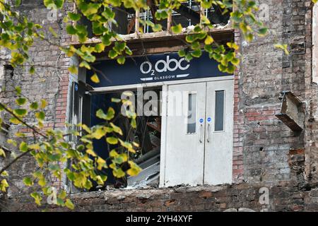 Die Innentür des O2 ABC wird beim Abriss des Gebäudes sichtbar. November 2024 Stockfoto