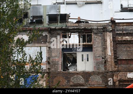 Die Innentür des O2 ABC wird beim Abriss des Gebäudes sichtbar. November 2024 Stockfoto