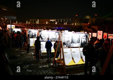 35 Jahre Mauerfall Menschen laufen am 9. November 2024 auf dem ehemaligen Mauerstreifen an der Installation Haltet die Freiheit hoch vorbei, die zwischen Invalidenstraße und Axel Springer Straße an den Fall der Berliner Mauer am 9. November 1989 erinnert. Berlin Berlin Deutschland  JK12323 Stockfoto