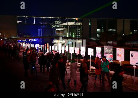 35 Jahre Mauerfall Menschen laufen am 9. November 2024 auf dem ehemaligen Mauerstreifen an der Installation Haltet die Freiheit hoch vorbei, die zwischen Invalidenstraße und Axel Springer Straße an den Fall der Berliner Mauer am 9. November 1989 erinnert. Berlin Berlin Deutschland  JK12340 Stockfoto