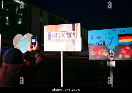 35 Jahre Mauerfall Menschen laufen am 9. November 2024 auf dem ehemaligen Mauerstreifen an der Installation Haltet die Freiheit hoch vorbei, die zwischen Invalidenstraße und Axel Springer Straße an den Fall der Berliner Mauer am 9. November 1989 erinnert. Berlin Berlin Deutschland  JK12355 Stockfoto