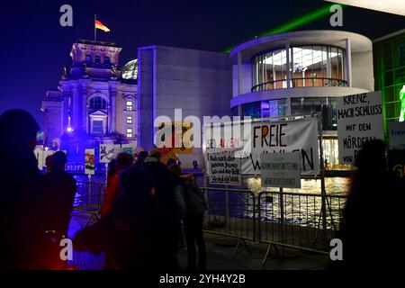 35 Jahre Mauerfall Menschen laufen am 9. November 2024 auf dem ehemaligen Mauerstreifen an der Installation Haltet die Freiheit hoch vorbei, die zwischen Invalidenstraße und Axel Springer Straße an den Fall der Berliner Mauer am 9. November 1989 erinnert. Berlin Berlin Deutschland  JK12359 Stockfoto