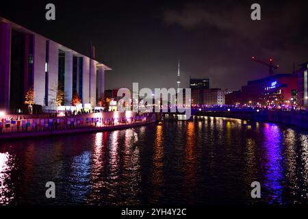 35 Jahre Mauerfall Menschen laufen am 9. November 2024 auf dem ehemaligen Mauerstreifen an der Installation Haltet die Freiheit hoch vorbei, die zwischen Invalidenstraße und Axel Springer Straße an den Fall der Berliner Mauer am 9. November 1989 erinnert. Berlin Berlin Deutschland  JK12390 Stockfoto