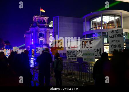 35 Jahre Mauerfall Menschen laufen am 9. November 2024 auf dem ehemaligen Mauerstreifen an der Installation Haltet die Freiheit hoch vorbei, die zwischen Invalidenstraße und Axel Springer Straße an den Fall der Berliner Mauer am 9. November 1989 erinnert. Berlin Berlin Deutschland  JK12364 Stockfoto