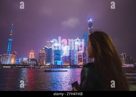 Nächtlicher Blick auf die Skyline von Shanghai mit Oriental Pearl Tower und Shanghai Tower Stockfoto
